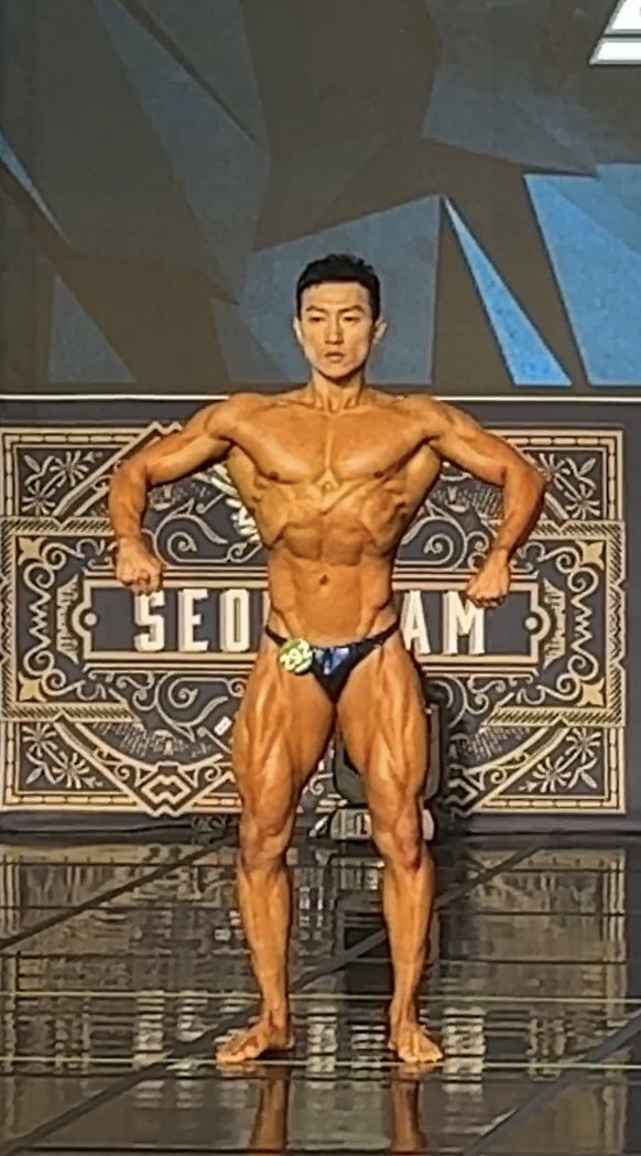 보디빌딩 대회 무대에 선 김민상 대표